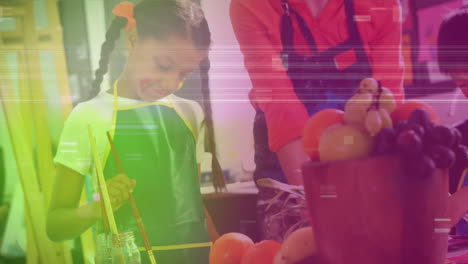 animación del procesamiento de datos sobre una niña biracial y un maestro en clases de arte