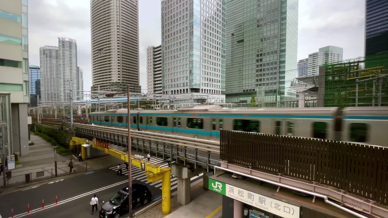 el tren subterráneo pasa por encima de la calle tokyo en una vía elevada