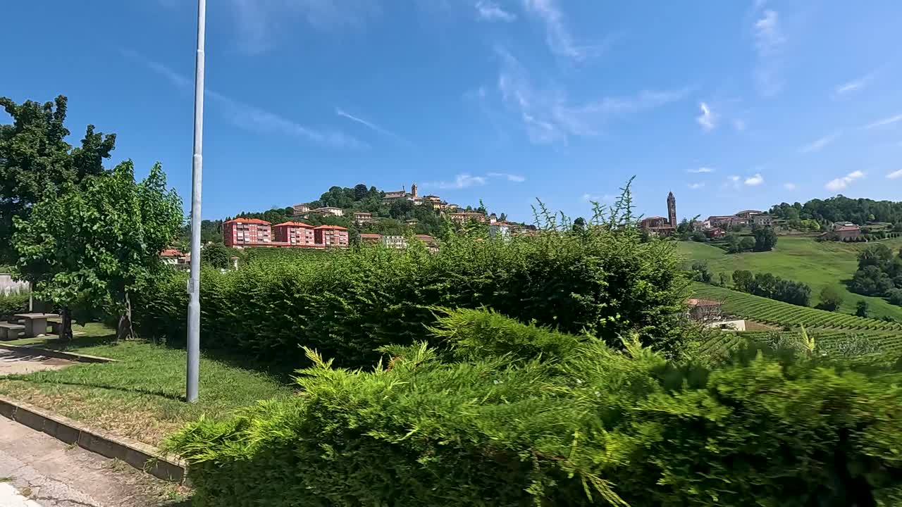 이탈리아 피에몬테 에 있는 경치 좋은 포도원 과 주유소