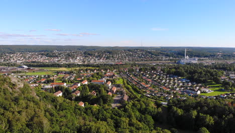 área-Suburbana-Sueca-Al-Este-De-Gotemburgo,-Vista-Aérea-Escénica-De-Drones-Sobre-La-Colina-Del-Bosque,-Suecia,-Adelante,-Día