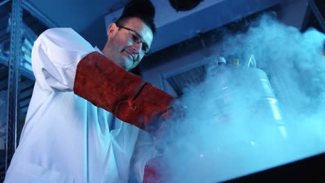 científico agitando productos químicos en mortero y mortero 4k
