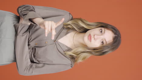el video vertical de la joven está advirtiendo mirando a la cámara.
