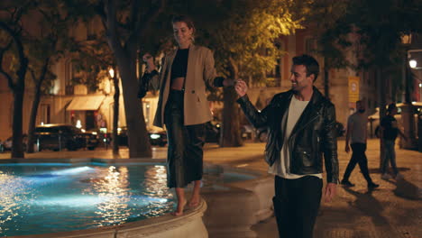 pareja alegre parque de citas divirtiéndose juntos. romántica pareja hermosa por la noche