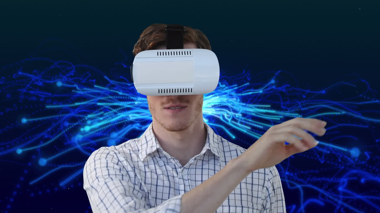 animazione di un uomo sorridente in cuffie vr utilizzando un'interfaccia virtuale, su correnti elettriche blu