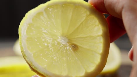 el primer plano revela el vibrante tono amarillo de la rodaja de limón y la semilla en solitario