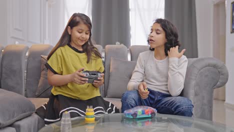 niños indios felices reparando un coche eléctrico robótico