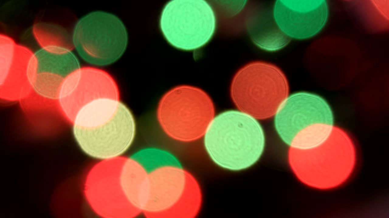 luces de colores parpadeantes en un borrón. el efecto bokeh. luces eléctricas del árbol de navidad. clip de imágenes 4k