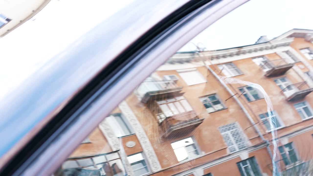 여자와 소녀가 차 안에