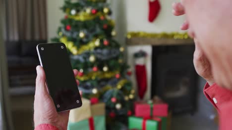 Feliz-Hombre-Mayor-Caucásico-En-Videollamada-En-Un-Teléfono-Inteligente-Con-Espacio-Para-Copiar-En-Navidad