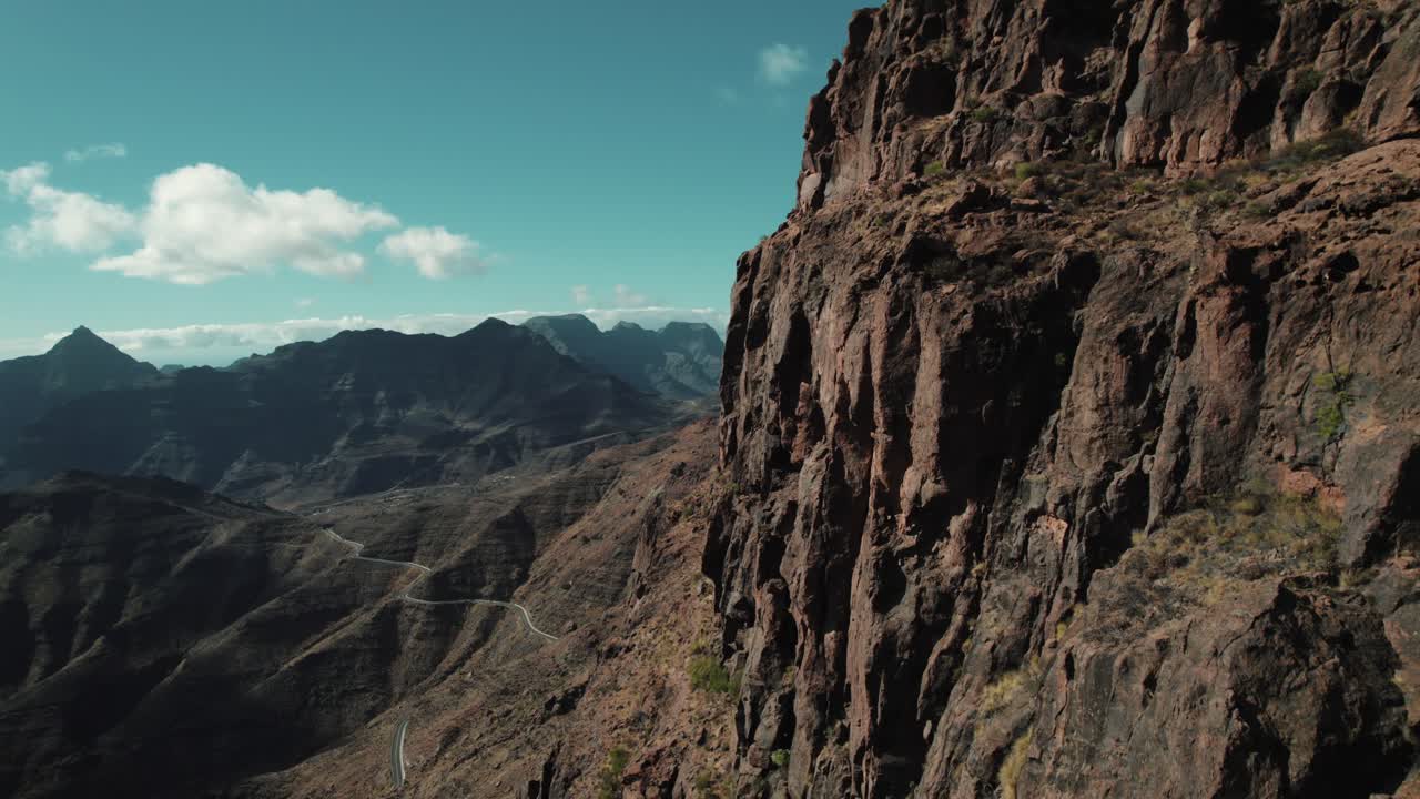 Ripresa drone della scogliera erosa a Los Azulejos de Veneguera, Isole Canarie.