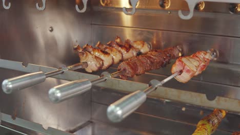 salchichas a la parrilla cocinando en una rostera