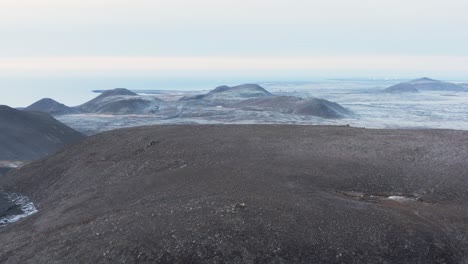 paisaje del valle de las tierras altas de la montaña fagradalsfjall en islandia, vista aérea