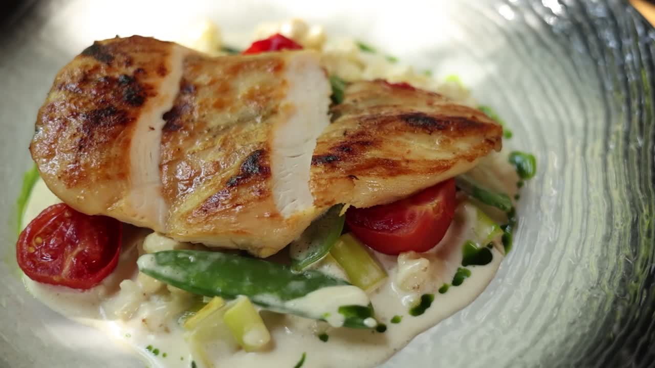 pecho de pollo a la parrilla con arroz vegetal cremoso