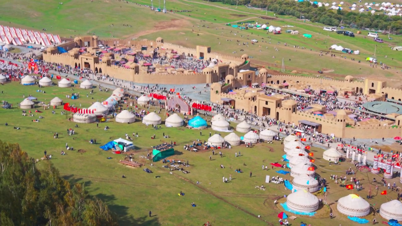 Ilmakuva festivaalistadionista, päälavasta ja jurttien nopeuskilpailusta vuoden 2026 World Nomad Games -tapahtumassa Kyrchynin rotkossa, Kirgisiassa