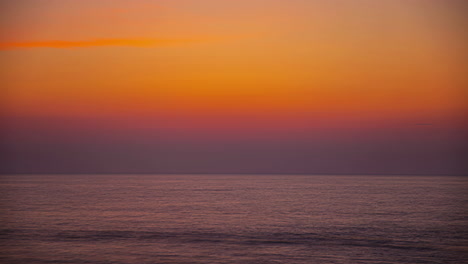 Lapso-De-Tiempo-Del-Increíble-Amanecer-Sobre-La-Superficie-Del-Océano-Ondulado-Y-El-Sol-Saliendo-En-Segundo-Plano