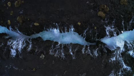 Gigantische-Mengen-Von-Wasser,-Die-Die-Felsigen-Wasserfälle-In-Den-Bach-Des-Bridge-Falls-wasserfalls-In-Island-Fallen