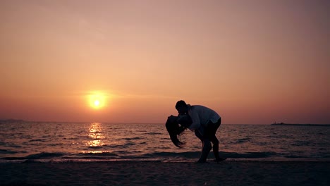 El-Hombre-Abraza-A-Una-Chica-De-Pelo-Largo-En-La-Playa-Por-La-Noche-A-Cámara-Lenta.