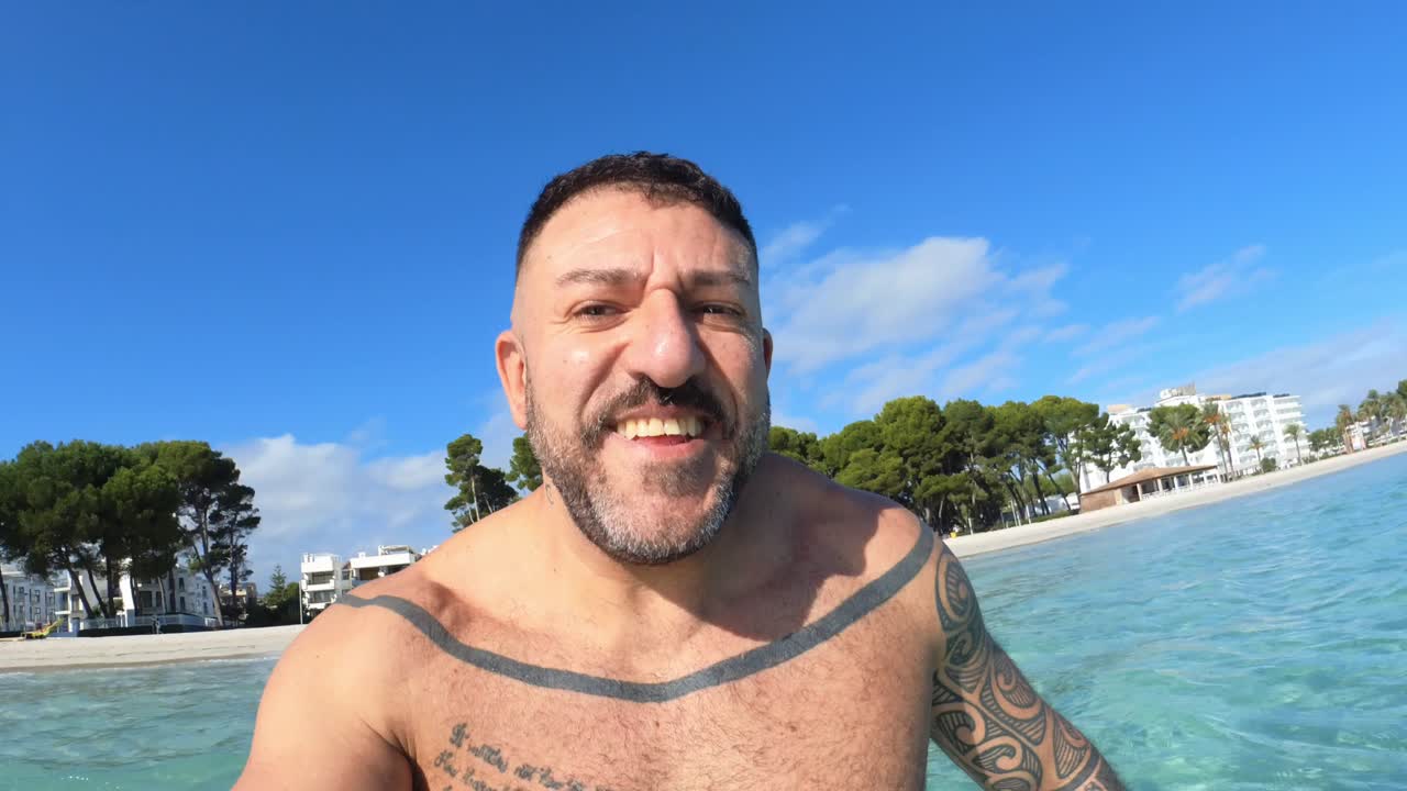 hombre entrando en el agua corriendo