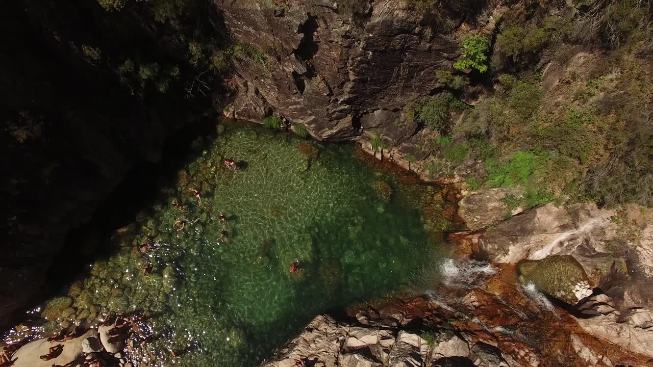 laguna en vista aérea de las montañas
