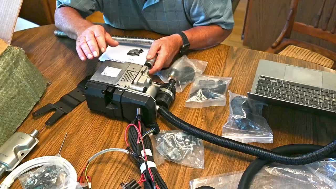 las manos en cámara lenta intentan montar un mecanismo mecánico complejo en la mesa de la cocina