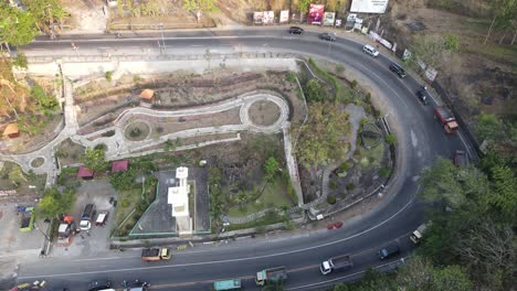 Luftaufnahme,-Starker-Verkehr-Fließt-Reibungslos-Auf-Der-Steigungsstrecke,-Die-Willkommene-Grenze-Von-Gunung-Kidul,-Yogyakarta