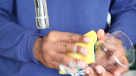 jóvenes lavando un vaso ,