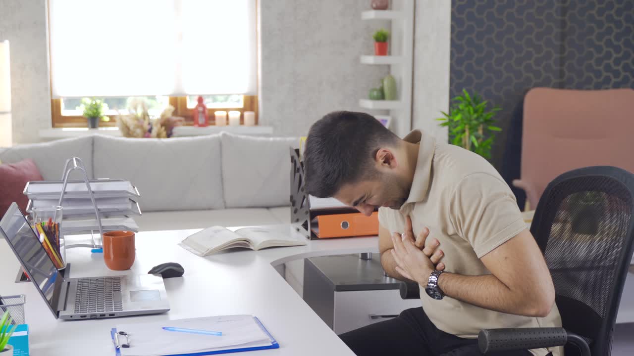 가 ⁇ 이 아픈 사무실 직원.