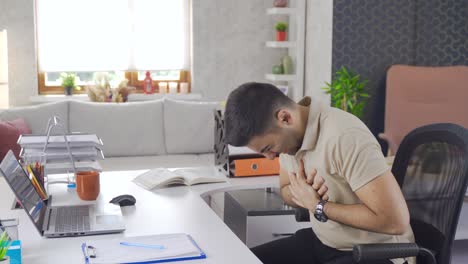 trabajador de oficina con dolor de corazón.