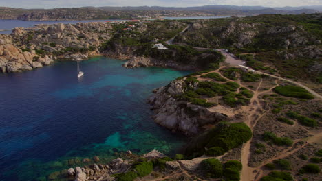 Maravillosa-Vista-Aérea-En-órbita-Sobre-Una-De-Las-Calas-Ubicadas-En-Cabo-Testa-En-La-Isla-De-Cerdeña,-Con-Hermosos-Colores-Del-Mar