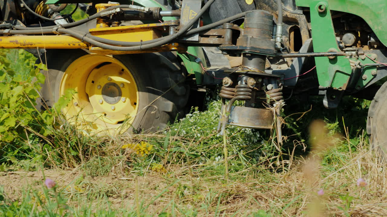 농업 기계는 무농약 제품을 재배하는 잡초를 제거합니다 유기농