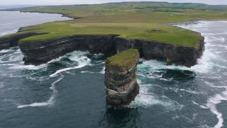 Vista-Aérea-De-Una-Asombrosa-Pila-De-Mar,-Dun-Briste-En-Mayo