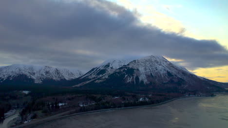 Alta-Vista-Aérea-De-La-Carretera-Y-Las-Montañas-De-Seward-Al-Amanecer