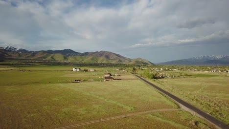 Un-Camino-Solitario-Atraviesa-Un-Valle-Verde-A-Través-De-Vastas-Tierras-De-Cultivo-Y-Casas