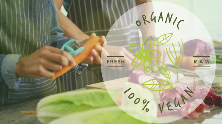 анимация органического веганского текста над разнообразной парой, готовящей здоровую еду на кухне