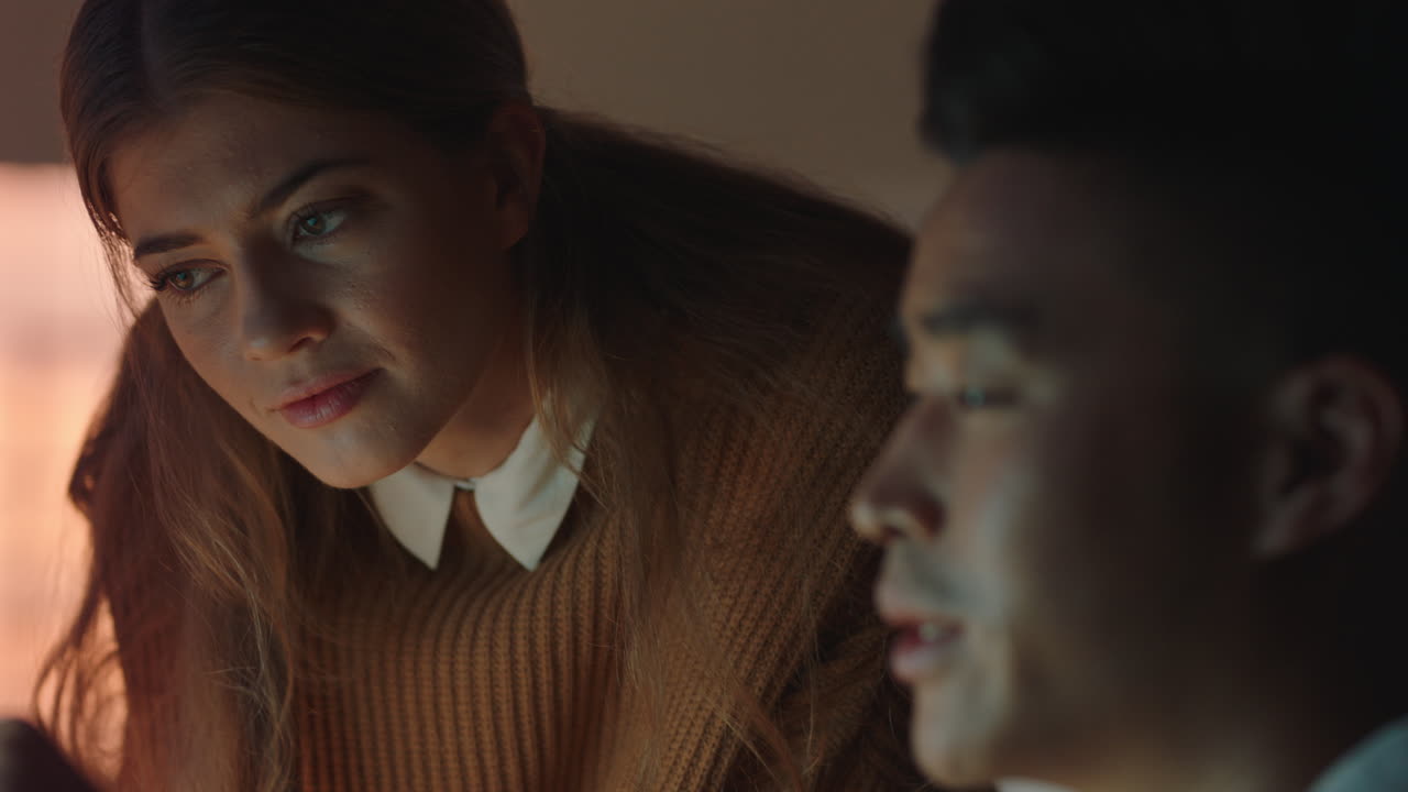 늦게 일하는 사업가 팀 리더 여성 훈련 인턴 사무실에서 컴퓨터를 사용하여 아이디어를 브레인스토밍