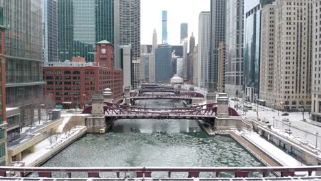 Vista-Aérea,-Frío-Río-Chicago-En-Invierno