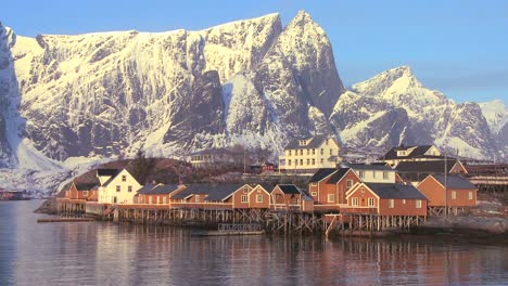 Cabañas-De-Pesca-Se-Colocan-En-Filas-En-Una-Aldea-En-Las-Islas-árticas-De-Lofoten,-Noruega-4