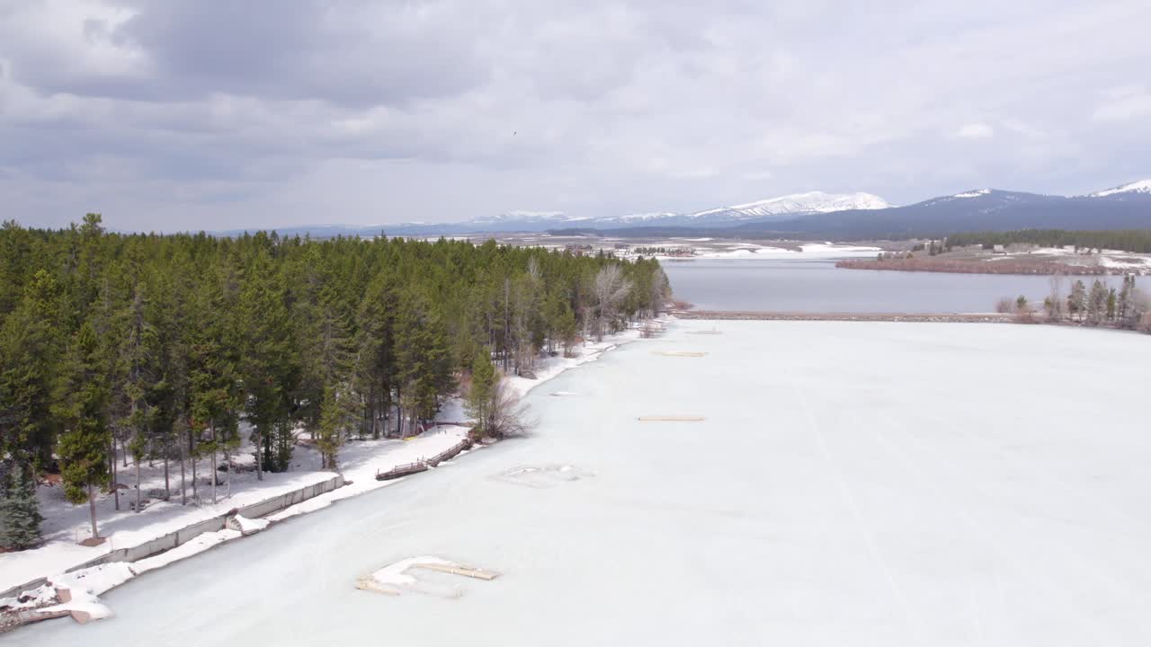 Talvinen dronen ilmakuva, joka näyttää loma-asunnot Island Park Reservoir -järven ympärillä Island Parkissa, Idahossa.