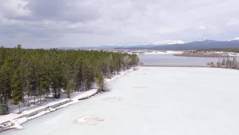 antena de drones del invierno que muestra las casas de vacaciones alrededor del embalse de island park en island park idaho