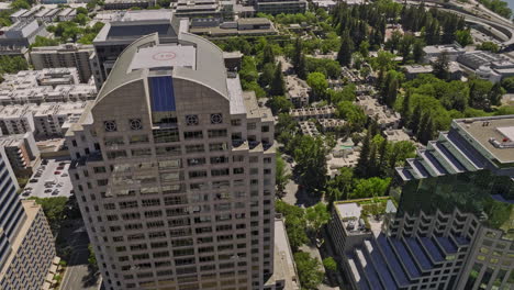 Ciudad-De-Sacramento-California-Antena-V23-Vista-De-Pájaro-Torres-De-Paso-Elevado-De-Drones-Y-Edificios-De-Oficinas-En-Capitol-Mall-Hacia-Calpers-Lincoln-Plaza-En-El-Centro-Durante-El-Día---Filmado-Con-Cine-Mavic-3---Junio-De-2022