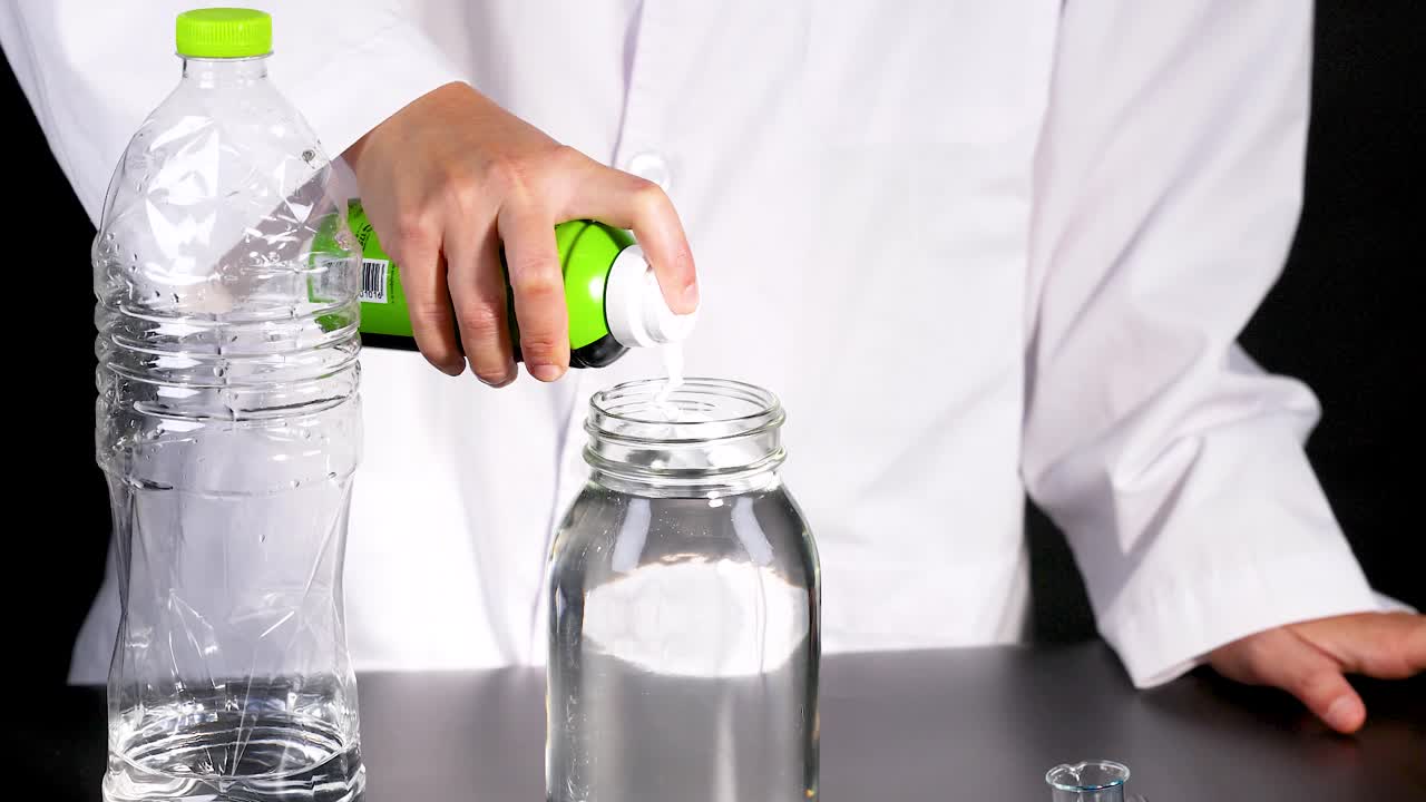 un niño con una bata de laboratorio lleva a cabo un experimento científico usando crema de afeitar y agua en un frasco