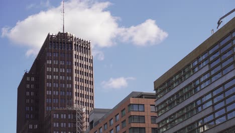 Famosa-Torre-Kollhoff-Con-Fachada-De-Ladrillo-En-Potsdamer-Platz-En-Berlín.