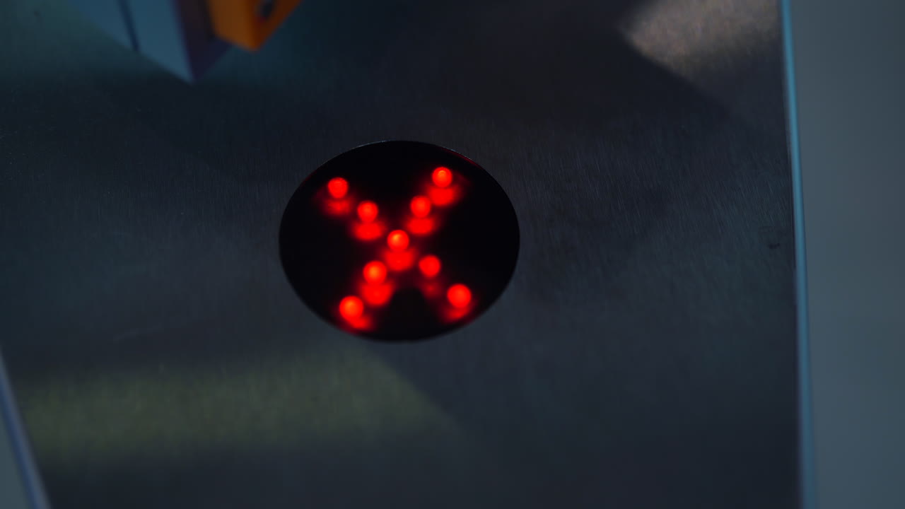 se le niega el acceso al ascensor.