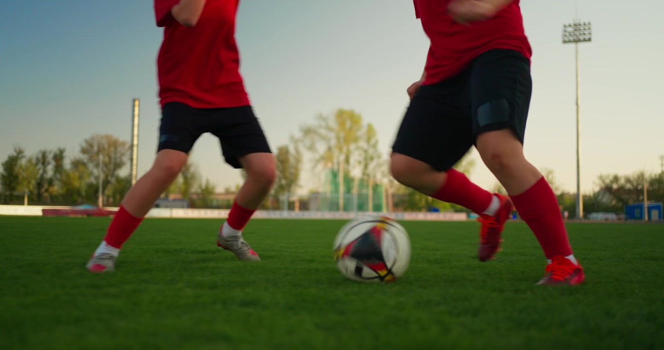 Vista dal basso di calciatori che dribblano e passano il pallone