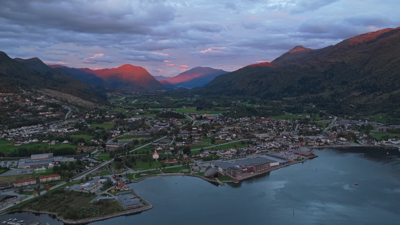 Vista de ângulo elevado de Nordfjordeid ao crepúsculo na dramática região dos fiordes, Noruega.