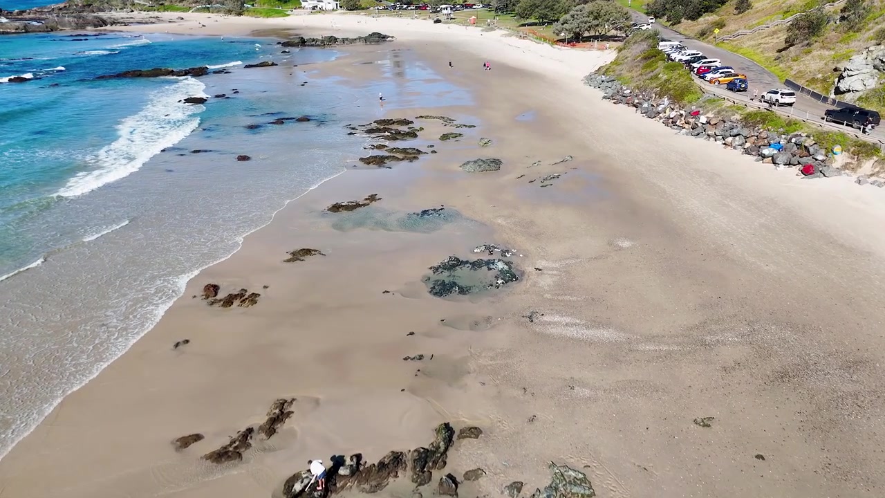 Vue aérienne par drone des vagues de l'océan rencontrant un littoral rocheux à South West Rocks, Australie.