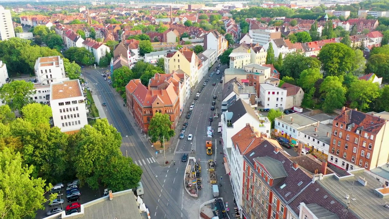 Prospettiva aerea cinematografica di Hannover, Germania, che mostra architettura urbana, strade e spazi verdi durante l'ora d'oro