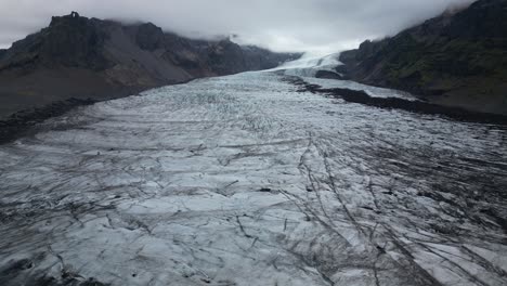 un glaciar impetuoso que muestra su fuerza majestuosa en un día tranquilo y sombrío