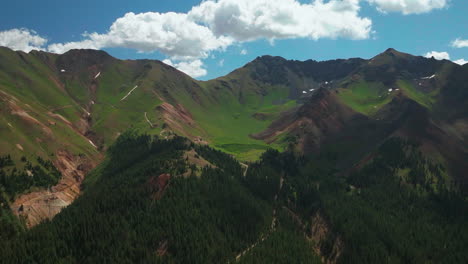 Antena-Cinematográfico-Zumbido-Verano-Gran-Altitud-Montaña-Silverton-Estación-De-Esquí-Sur-De-Colorado-Cielo-Azul-Tarde-En-La-Mañana-Maravillosa-Lozano-Verde-Cielo-Azul-Parcialmente-Nublado-Montañas-Rocosas-Adelante-Revelar-Movimiento