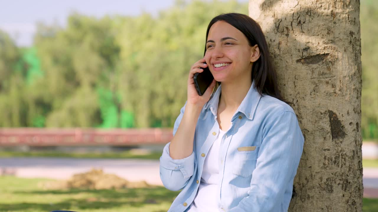 chica india feliz hablando por teléfono